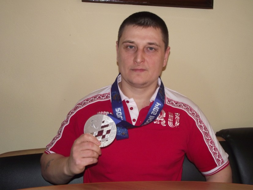 Поздравление Президента Федерации Л.Н. Селезнева серебряному призеру Паралимпийских игр по следж-хоккею, Заслуженному мастеру спорта В.Н. Селюкину в связи с днем рождения