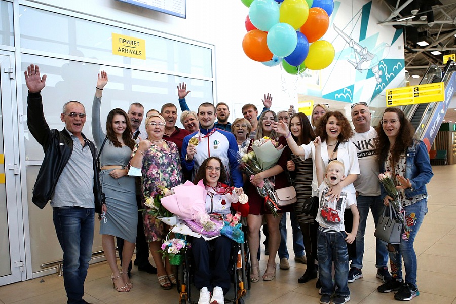 Вы – дома: А. Гладкова и Н. Буткову встретили в Волгограде с цветами и поздравлениями