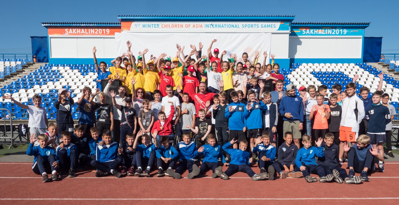 Более 100 детей вышли на зарядку с Паралимпийскими чемпионами в Южно-Сахалинске