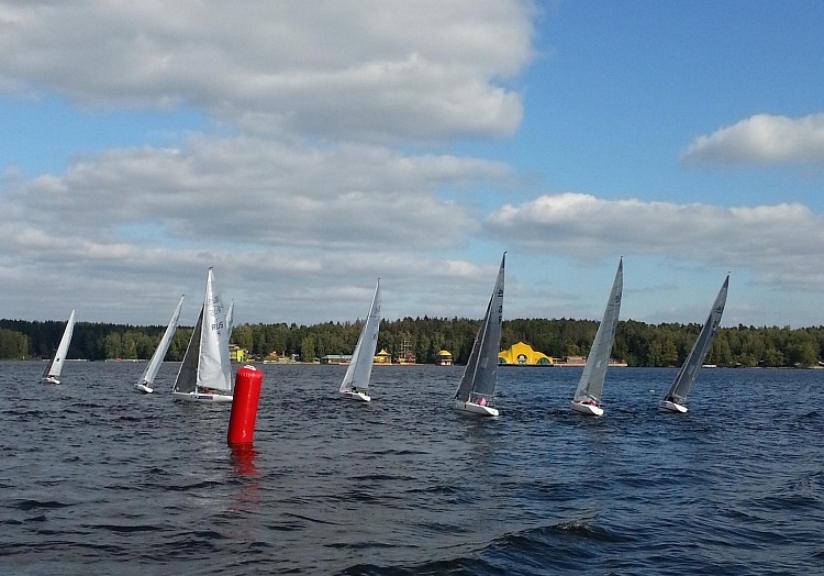 Яхтсмены из сборной Москвы заняли весь пьедестал почета на втором этапе Кубка России по парусному спорту среди лиц с ПОДА в Подмосковье