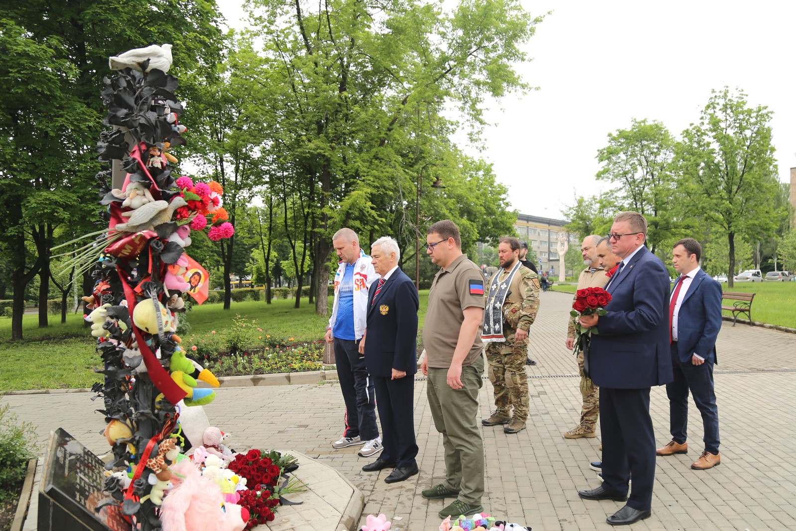  Делегация Паралимпийского комитета России возложила цветы на Аллее ангелов в Донецке 