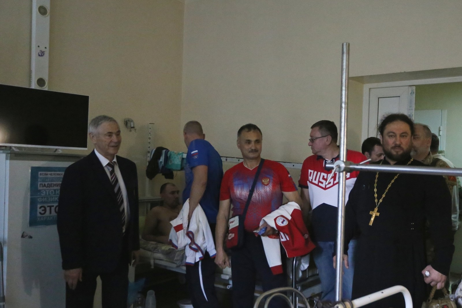  П.А. Рожков и А.А. Строкин вместе с чемпионами и призерами Паралимпийских игр посетили военнослужащих СВО, проходящих лечение в Республиканском травматологическом центре в Донецке