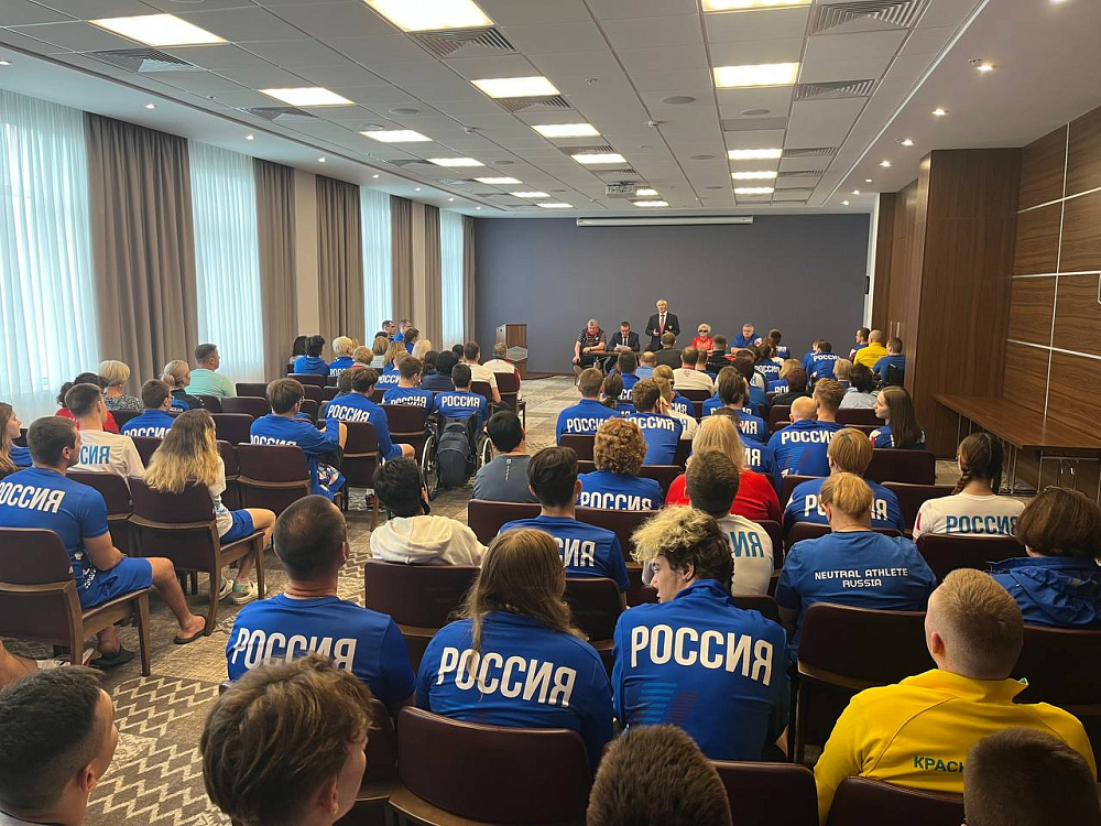 Руководители Федерации в г. Бресте встретились с Паралимпийской сборной командой России по плаванию