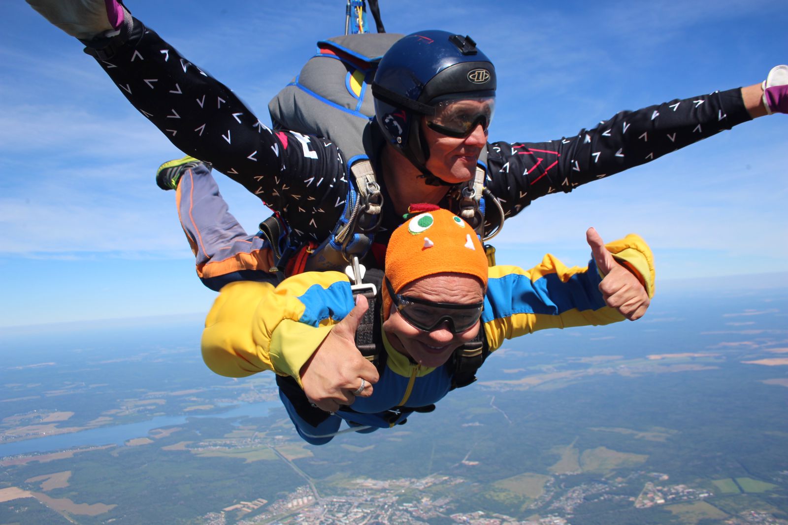 Члены Паралимпийской сборной России совершили прыжки с высоты 4000 м в тандеме с опытными инструкторами