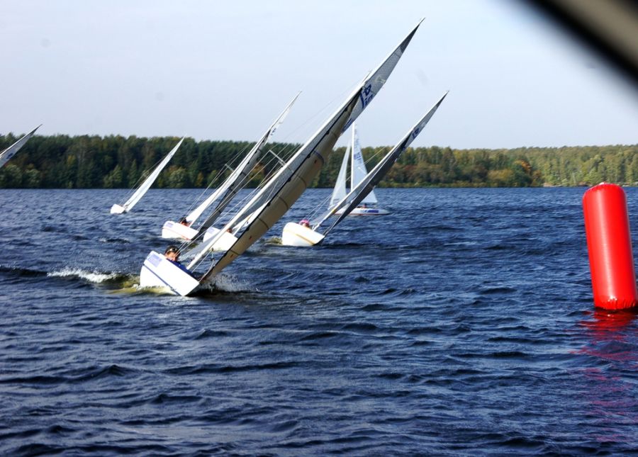 10 яхтсменов ведут борьбу за награды третьего этапа Кубка России по парусному спорту лиц с ПОДА