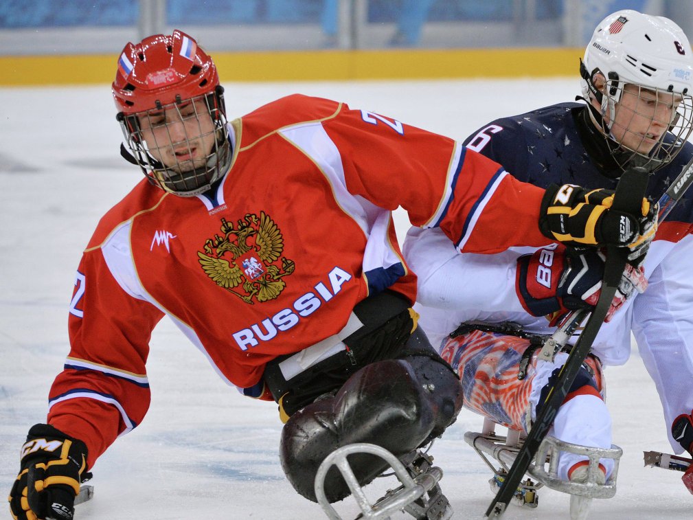 Поздравление Президента Федерации Л.Н. Селезнева серебряному призеру Паралимпийских игр по следж-хоккею, Заслуженному мастеру спорта Н.А. Терентьеву в связи с днем рождения
