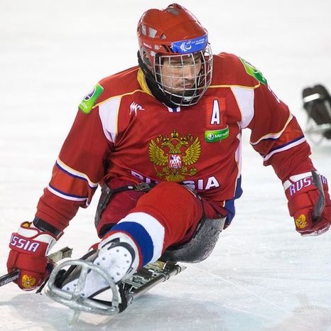 Поздравление Президента Федерации Л.Н. Селезнева серебряному призеру Паралимпийских игр по следж-хоккею, Заслуженному мастеру спорта России Е.Н. Петрову в связи с днем рождения