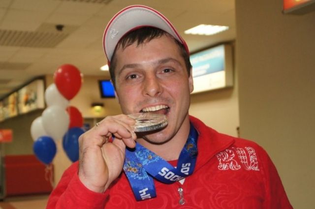 Поздравление Президента Федерации Л.Н. Селезнева серебряному призеру Паралимпийских игр по следж-хоккею, Заслуженному мастеру спорта К.Н. Шихову в связи с днем рождения