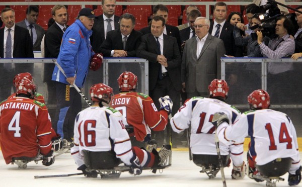 Председатель  Правительства Российской Федерации Д. А. Медведев посетил Республиканскую учебно-тренировочную базу Минспорта России «ОКА» и встретился с членами  сборных  команд  России по хоккею-следж, стрельбе из лука среди спортсменов с поражением опорн