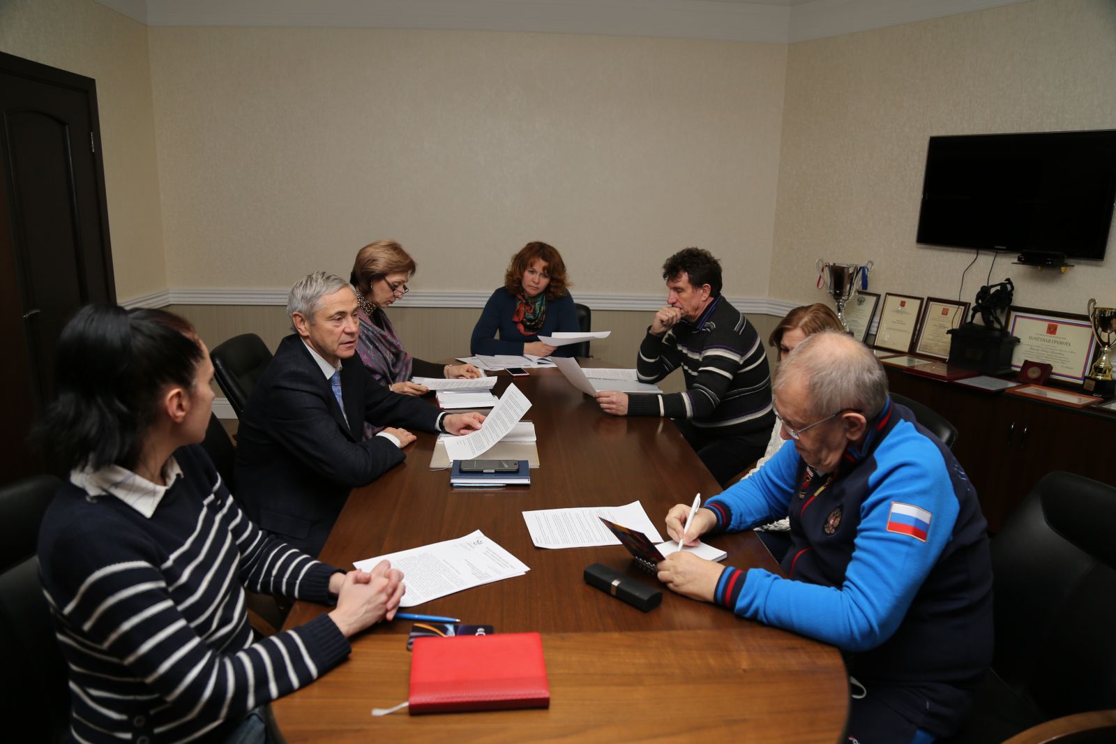  П.А. Рожков в офисе ПКР провел встречу с главным тренером по футболу ампутантов команды "Олимпро" (г. Москва) С.В. Лисицыным, начальником сборной команды России по футболу ампутантов Н.И. Федоровым по вопросу развития вида спорта в России