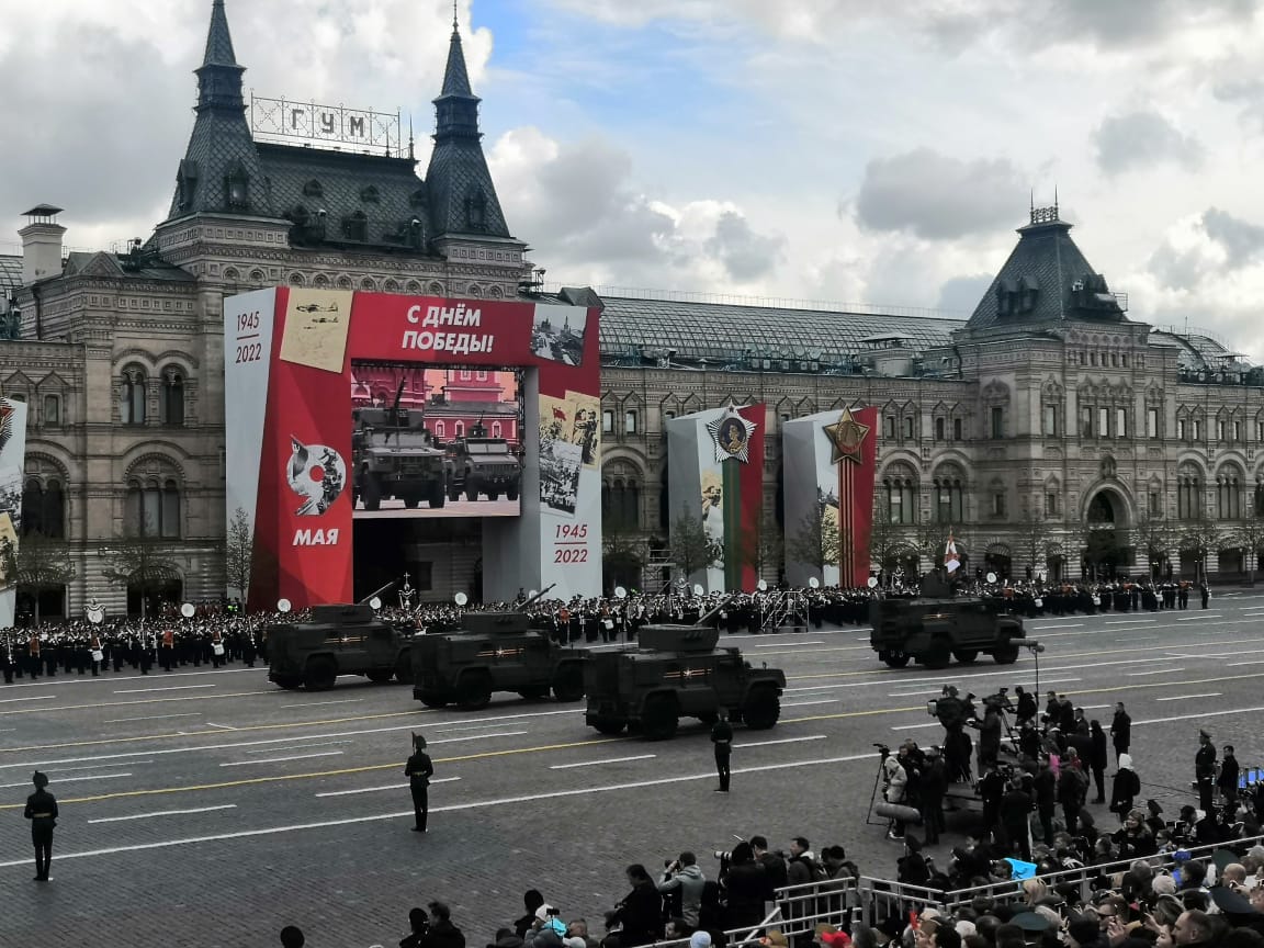 Члены паралимпийской сборной команды России на Красной площади приняли участие в просмотре парада в честь 77-летия Победы в Великой Отечественной войне 