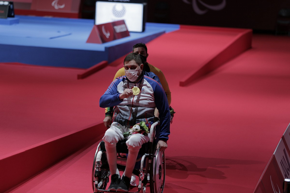 В.В. Путин поздравил победителя XVI Паралимпийских летних игр в Токио в соревнованиях по фехтованию в дисциплине шпага А. Кузюкова