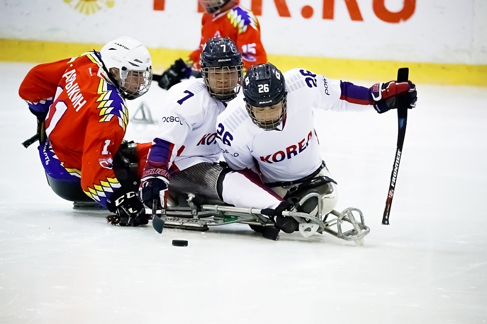 Серия товарищеских матчей между национальной сборной Южной Кореи и подмосковной следж-хоккейной команды "Феникс" закончилась в пользу россиян со счетом 3-0