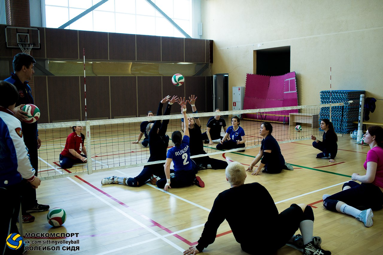6 мужских и 5 женских команд ведут борьбу за медали чемпионата России по волейболу сидя в Московской области