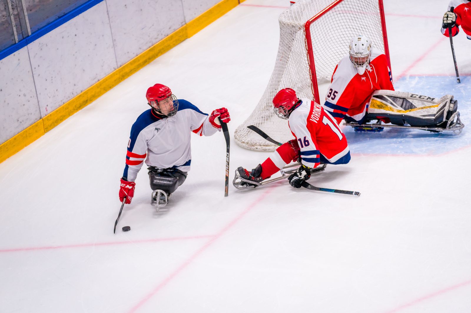 В Ханты-Мансийске стартовал I круг чемпионата России по следж-хоккею 