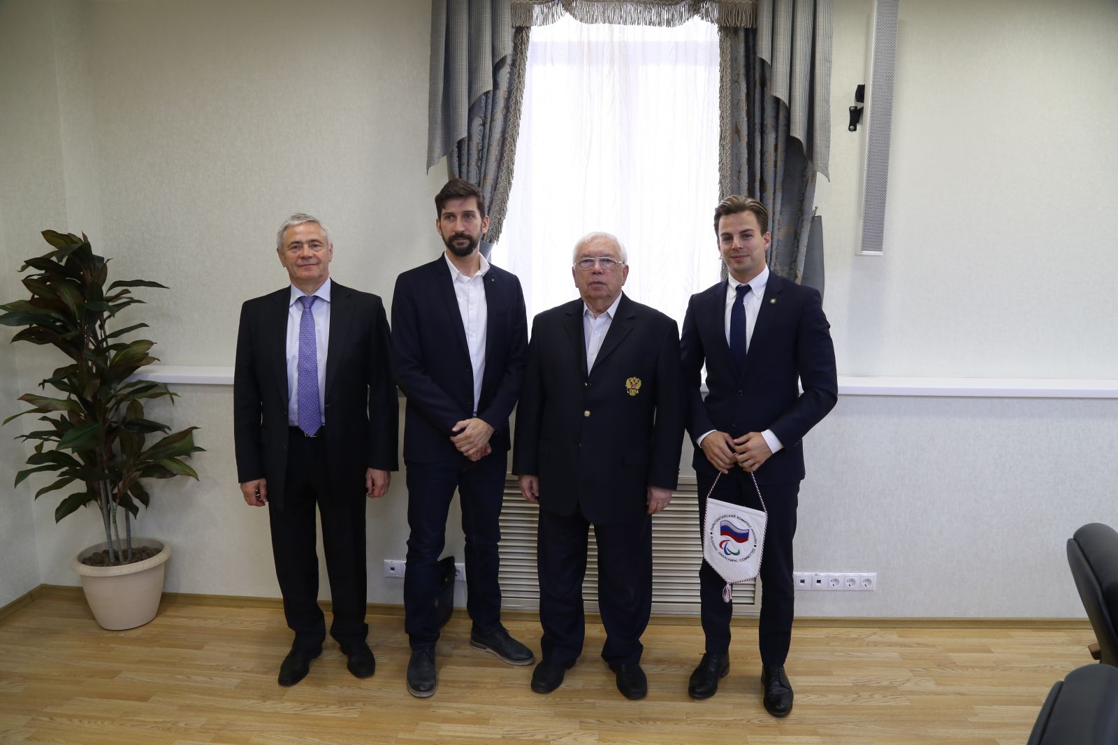 В.П. Лукин, П.А. Рожков в зале Исполкома ПКР встретились с главой отдела международного сотрудничества и коммуникации Международной Федерации Текбола (FITEQ) И. Добреи