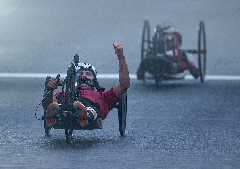        В.В. Путин поздравил победителя XVI Паралимпийских летних игр в Токио в соревнованиях по велоспорту в дисциплине шоссе, групповая гонка Р. Кузнецова      