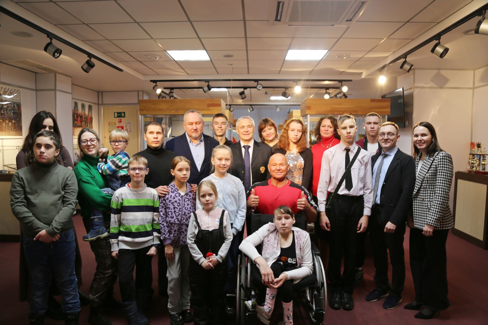 В преддверии нового года ученики коррекционных школ из города Кирова посетили музей Паралимпийского спорта и встретились с руководителями ПКР и Федерации