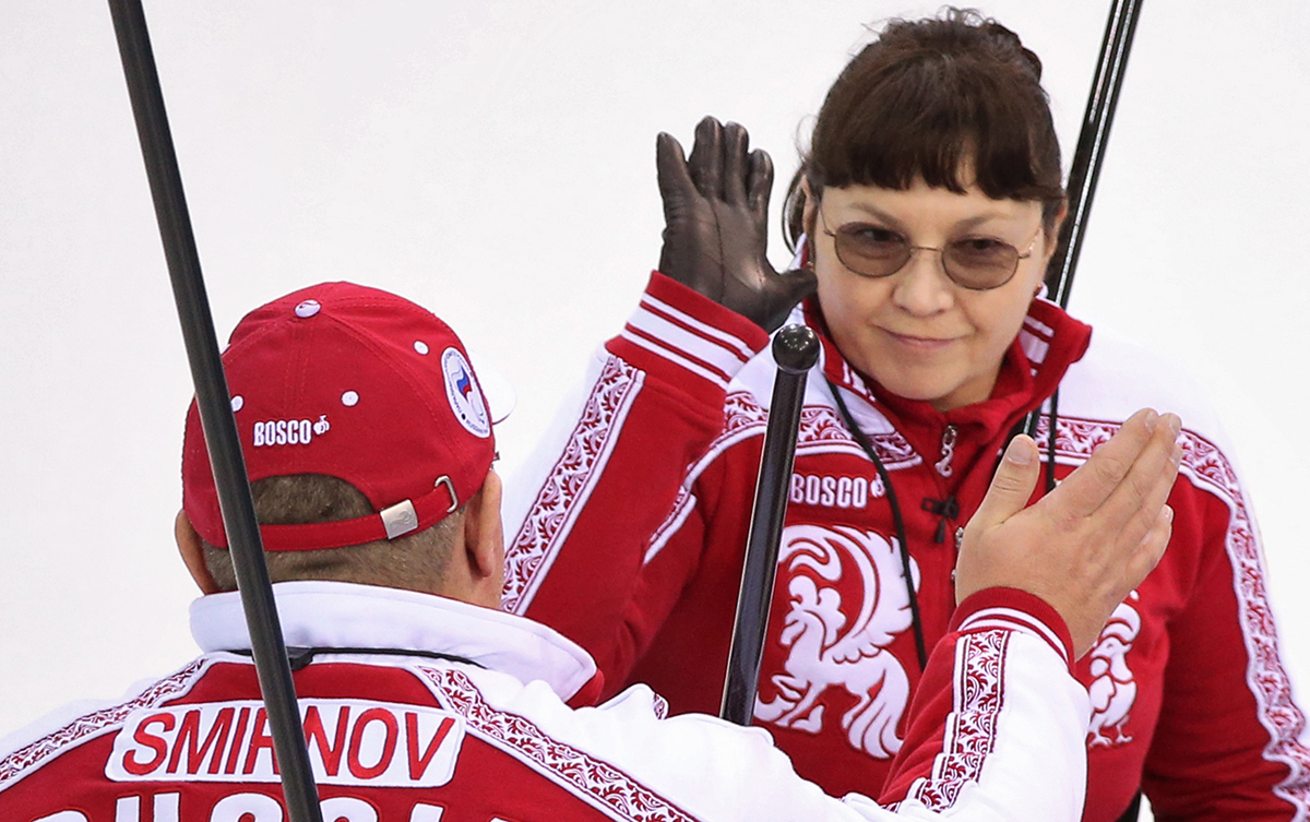 Поздравление Президента Федерации Л.Н. Селезнева серебряному призеру Паралимпийских игр по керлингу на колясках, Заслуженному мастеру спорта С.В. Пахомовой в связи с Днем рождения