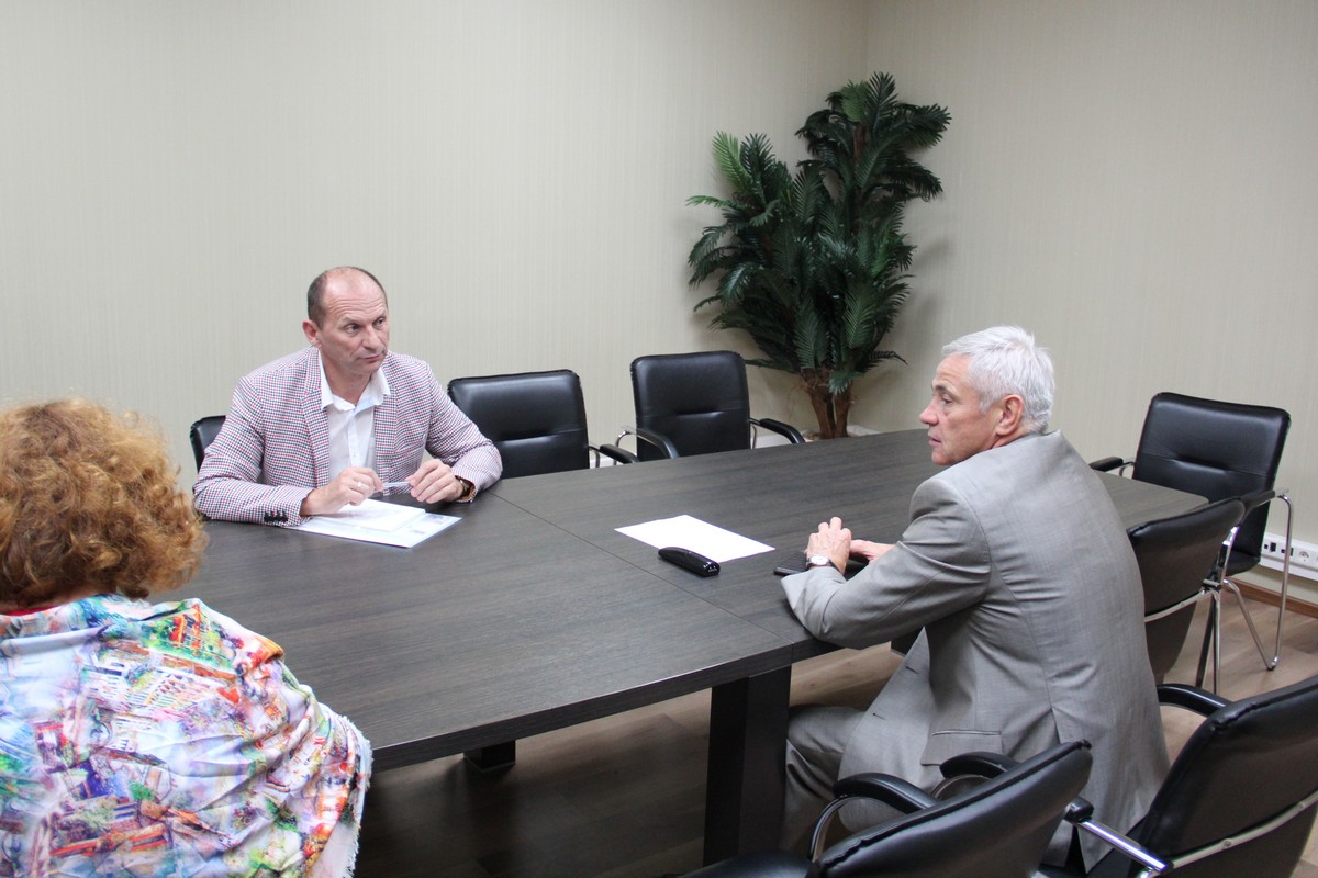 П.А. Рожков в офисе ПКР провел рабочую встречу с руководителем управления развития Молодежной хоккейной лиги и Женской хоккейной лиги КХЛ  С.Г. Яковлевым