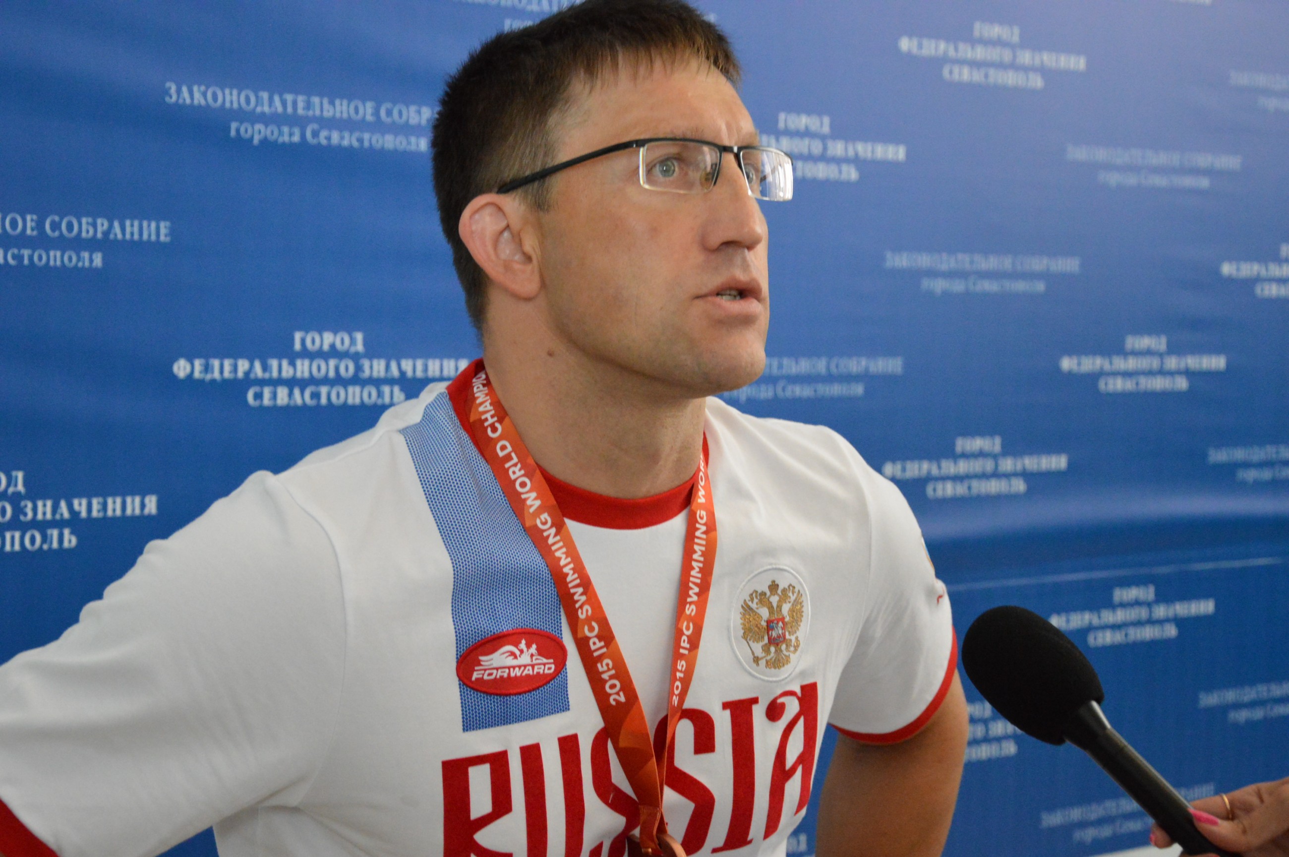 Поздравление Президента Федерации Л.Н. Селезнева чемпиону и 3-кратному серебряному призеру Паралимпийских игр по плаванию спорта лиц с ПОДА, Заслуженному мастеру спорта Д.Л. Крыжановскому в связи с днем рождения