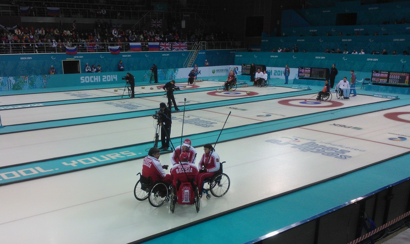 Сборная России по керлингу на колясках на XI Паралимпийских зимних играх в круговом турнире (3 сессия) обыграла команду Финляндии со счетом 7:3