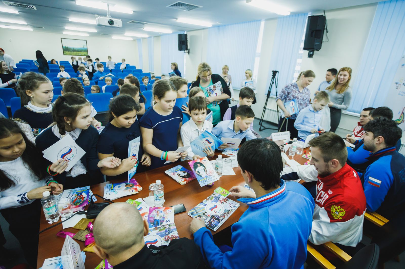 Чемпионы и призеры Паралимпийских игр, чемпионатов мира и Европы провели Паралимпийский урок для учеников Школы №4 г. Ханты-Мансийска