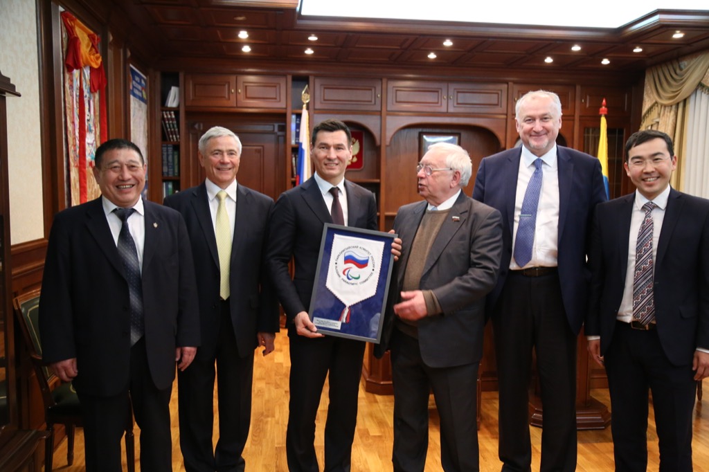В г. Элисте состоялась встреча ВРИО Главы Республики Калмыкия Б.С. Хасикова с руководством Всероссийской федерации спорта лиц с ПОДА и ПКР
