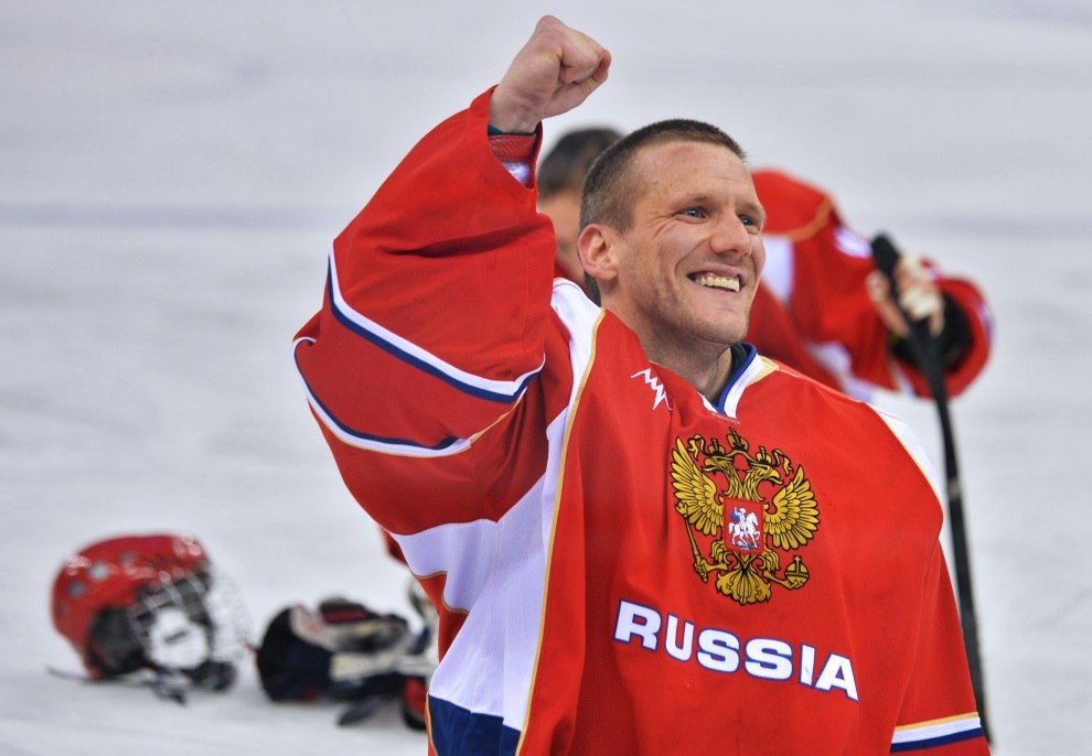 Поздравление Президента Федерации Л.Н. Селезнева серебряному призеру Паралимпийских игр по следж-хоккею, Заслуженному мастеру спорта В.А. Каманцеву в связи с днем рождения