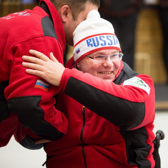 Поздравление Президента Федерации Л.Н. Селезнева серебряному призеру Паралимпийских игр по керлингу на колясках А.В. Смирнову  в связи с днем рождения