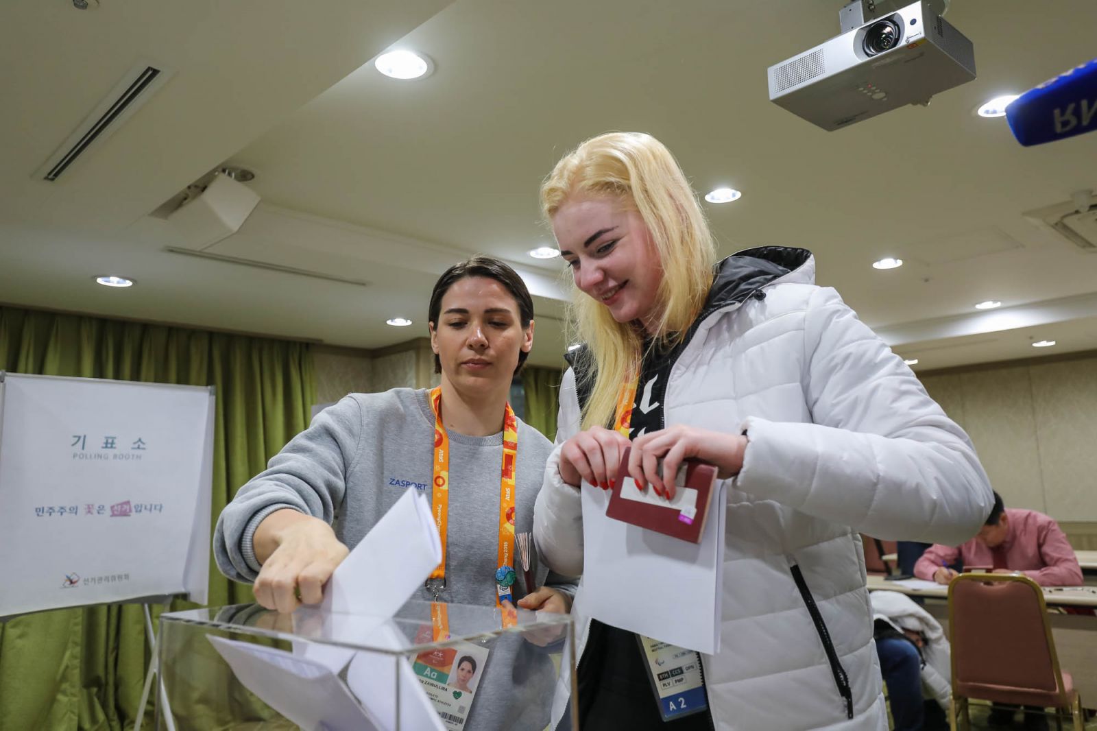 Российские паралимпийцы в г. Пхенчхан приняли участие в досрочных выборах Президента Российской Федерации