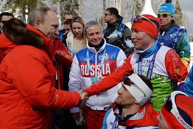 Президент Российской Федерации Владимир Путин в г. Сочи посетил соревнования по лыжным гонкам с участием российских спортсменов. Наши паралимпийцы завоевали 2 золотые медали в смешанной и открытой эстафетах