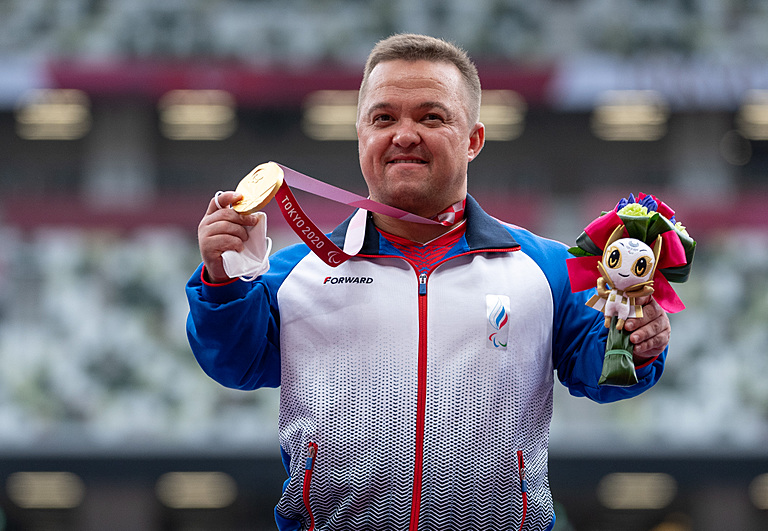 В.В. Путин поздравил победителя XVI Паралимпийских летних игр в Токио в соревнованиях по лёгкой атлетике в дисциплине толкание ядра Д. Гнездилова