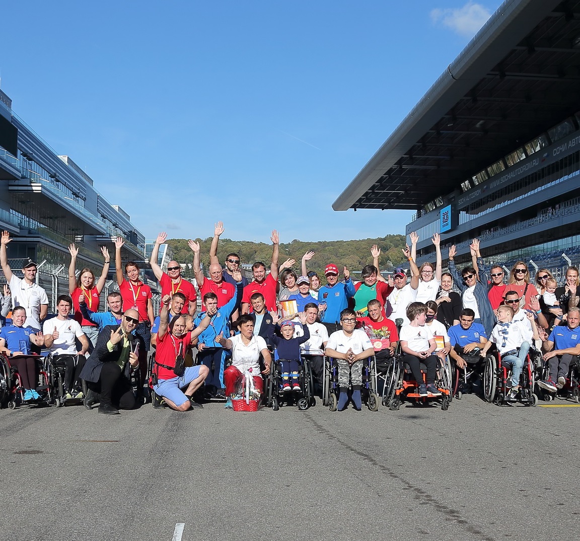 На трассе «Сочи Автодром» состоялся 6-й Международный полумарафон на спортивных колясках