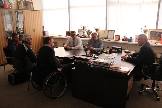 Л. Н. Селезнев, П. А. Рожков, А. А. Строкин в офисе Паралимпийского комитета России провели рабочую встречу  со старшим тренером сборной команды России по настольному теннису спорта лиц с  ПОДА  В. Н.  Вишняковым, тренером сборной команды России по настол