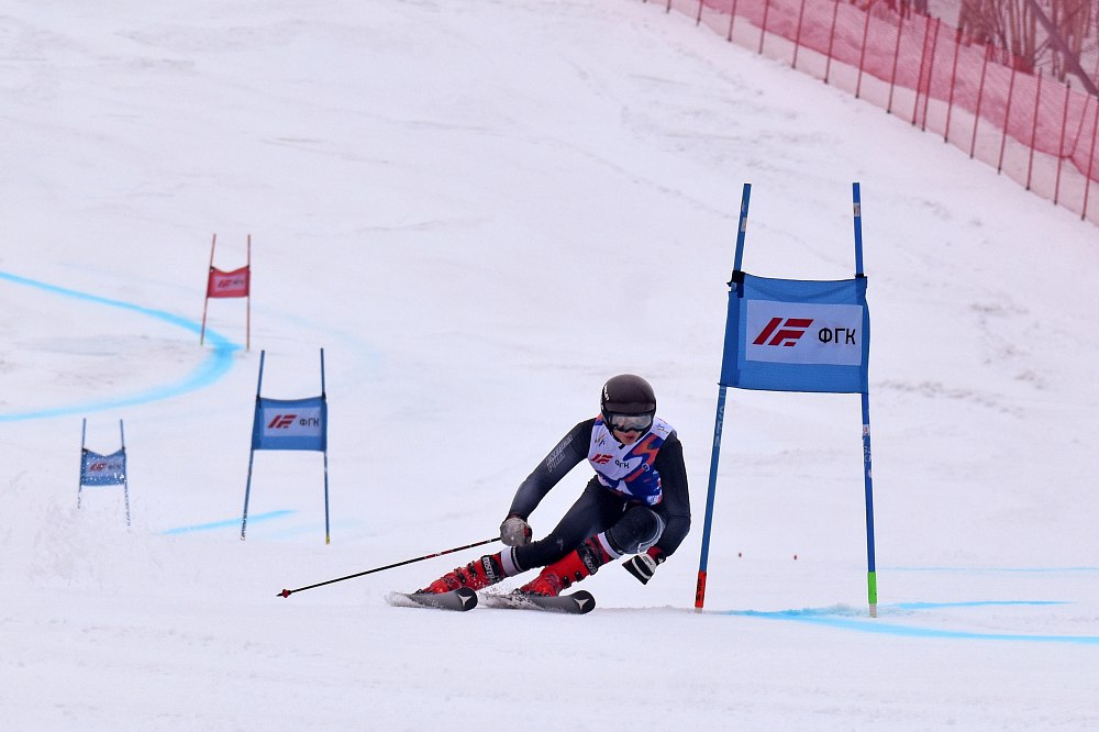 Стартовали Кубок чемпионов и детско-юношеские соревнования по горнолыжному спорту