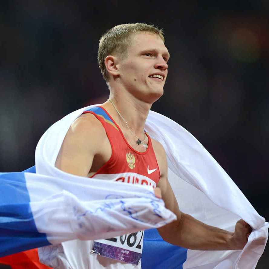 Поздравление Президента Федерации Л.Н. Селезнева трехкратному чемпиону Паралимпийских игр по легкой атлетике спорта лиц с поражением опорно-двигательного аппарата, Заслуженному мастеру спорта России Е.В. Швецову в связи с днем рождения