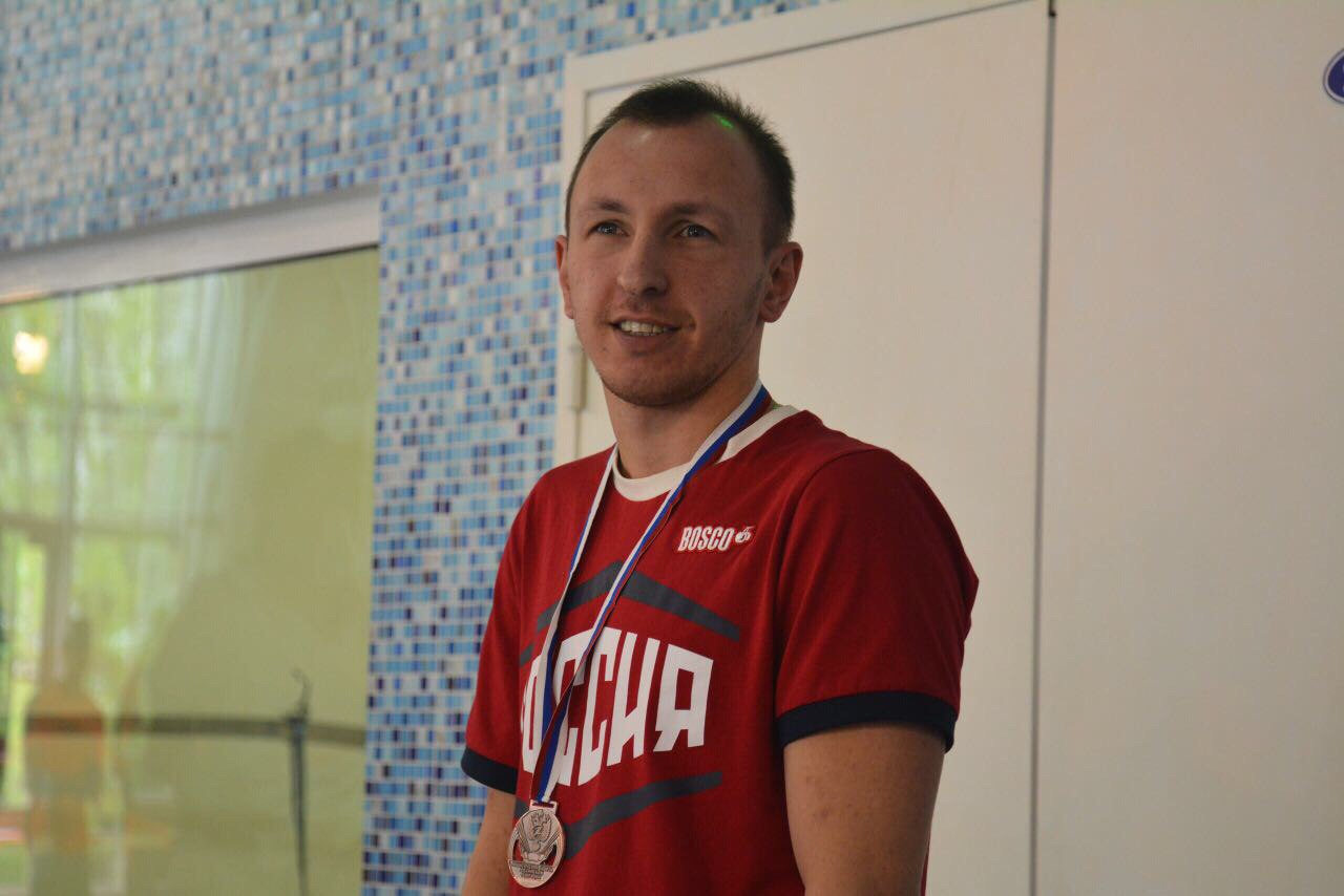 Поздравление Президента Федерации Л.Н. Селезнева серебряному и бронзовому призеру Паралимпийских игр по плаванию спорта лиц с ПОДА, Заслуженному мастеру спорта Е.А. Зимину в связи с днем рождения