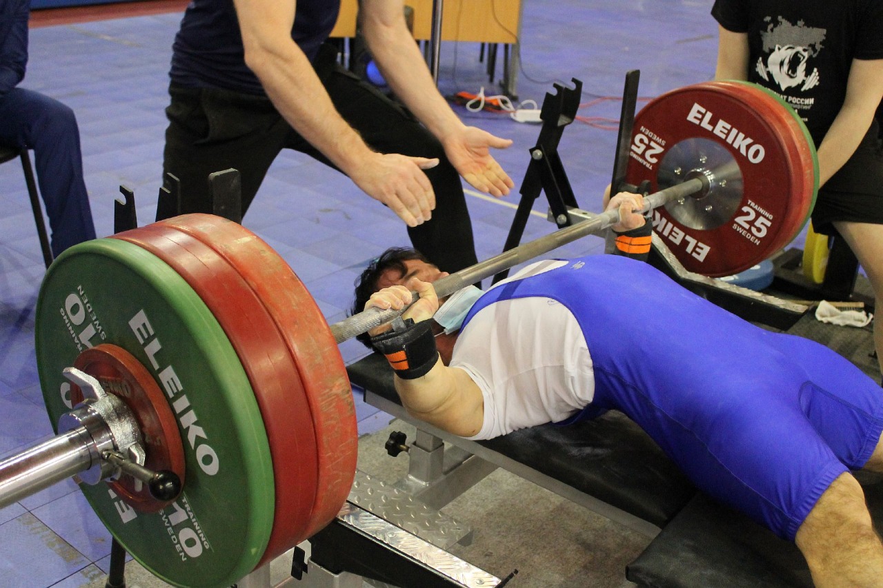        Более 100 спортсменов в Екатеринбурге ведут борьбу за медали соревнований по парапауэрлифтингу      
