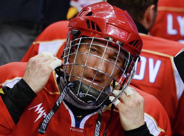 Поздравление Президента Федерации Л.Н. Селезнева серебряному призеру Паралимпийских игр по следж-хоккею, Заслуженному мастеру спорта А.А. Амосову в связи с днем рождения