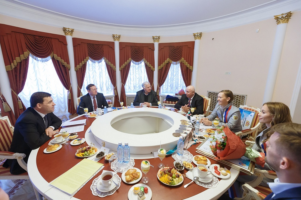 Губернатор Свердловской области Е.В.  Куйвашев встретился со свердловскими паралимпийцами - чемпионками XII Паралимпийских зимних игр 2018 года