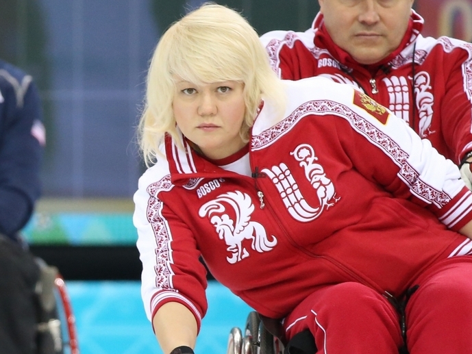 Поздравление Президента Федерации Л.Н. Селезнева серебряному призеру Паралимпийских игр по керлингу на колясках, Заслуженному мастеру спорта О.В. Слесаренко в связи с Днём рождения