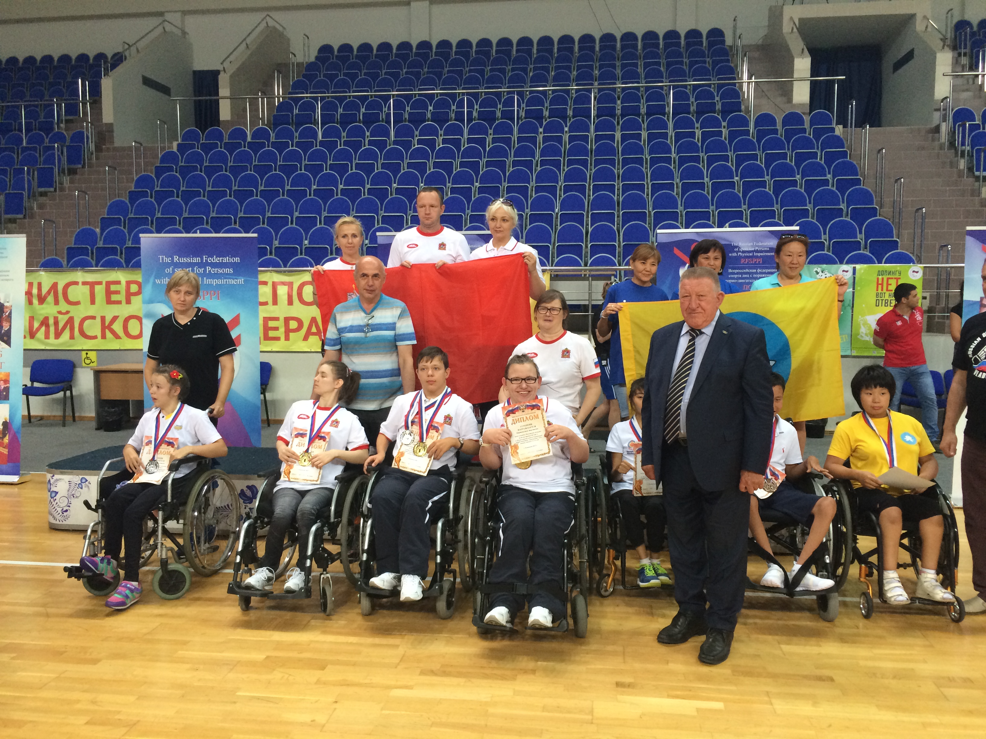 Л.Н. Селезнев в г. Раменское (Московская область) во дворце спорта «Борисоглебский» принял участие в награждении победителей и призеров соревнований, а также в торжественной церемонии закрытия Всероссийской летней спартакиады детей по спорту лиц с ПОДА