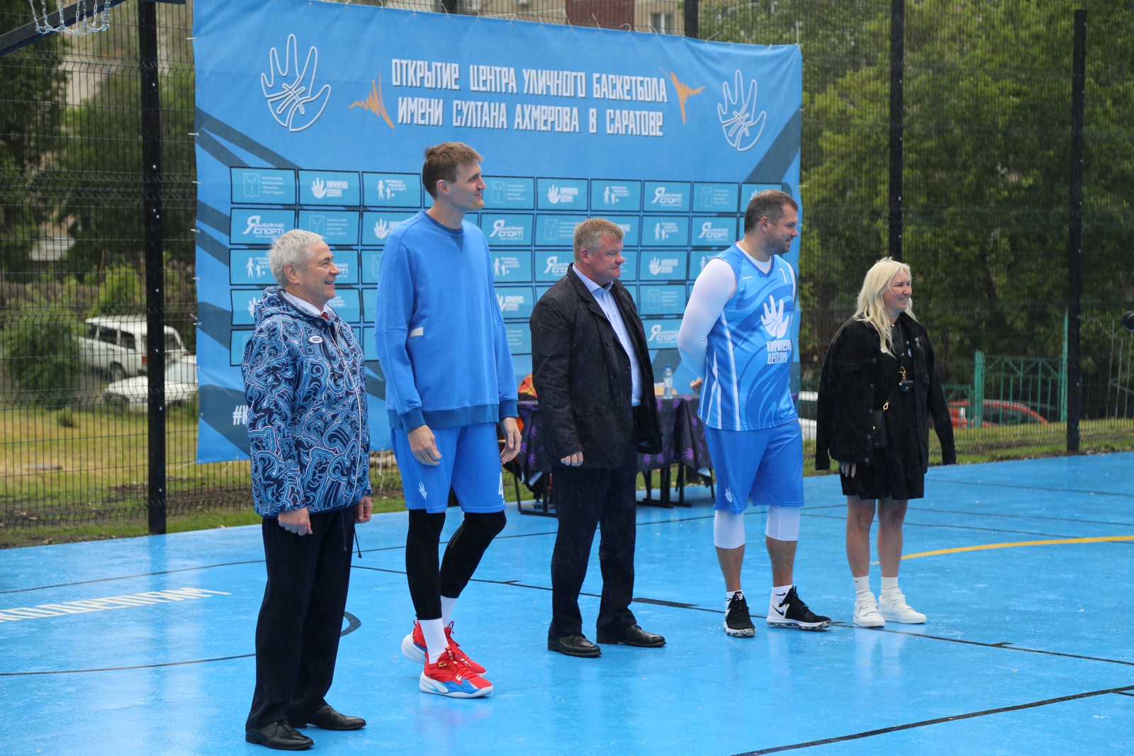 П.А. Рожков в рамках рабочего визита в Саратовскую область принял участие в открытии фондом «Кириленко – детям» уличного центра баскетбола имени Султана Ахмерова в Саратове