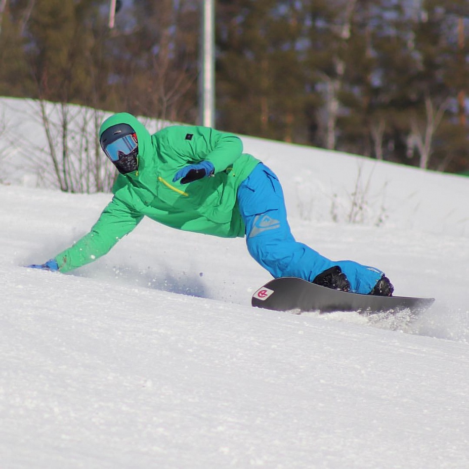 Представитель ХМАО-Югры Алексей Петров завоевал бронзовую награду на международных соревнованиях по парасноуборду в Китае