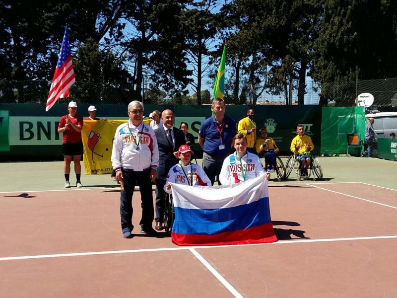 Юниорская сборная команда России по теннису на колясках завоевала серебряные медали на чемпионате и первенстве мира