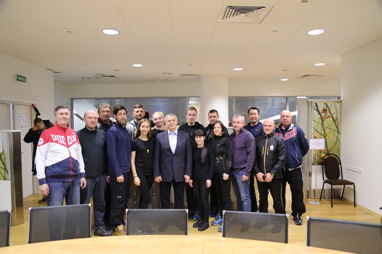В Международном аэропорту Шереметьево состоялась встреча П.А. Рожкова со спортсменами, тренерами и специалистами по лыжным гонкам и биатлону спорта слепых перед выездом на заключительные тренировочные мероприятия в преддверии ПИ-2018