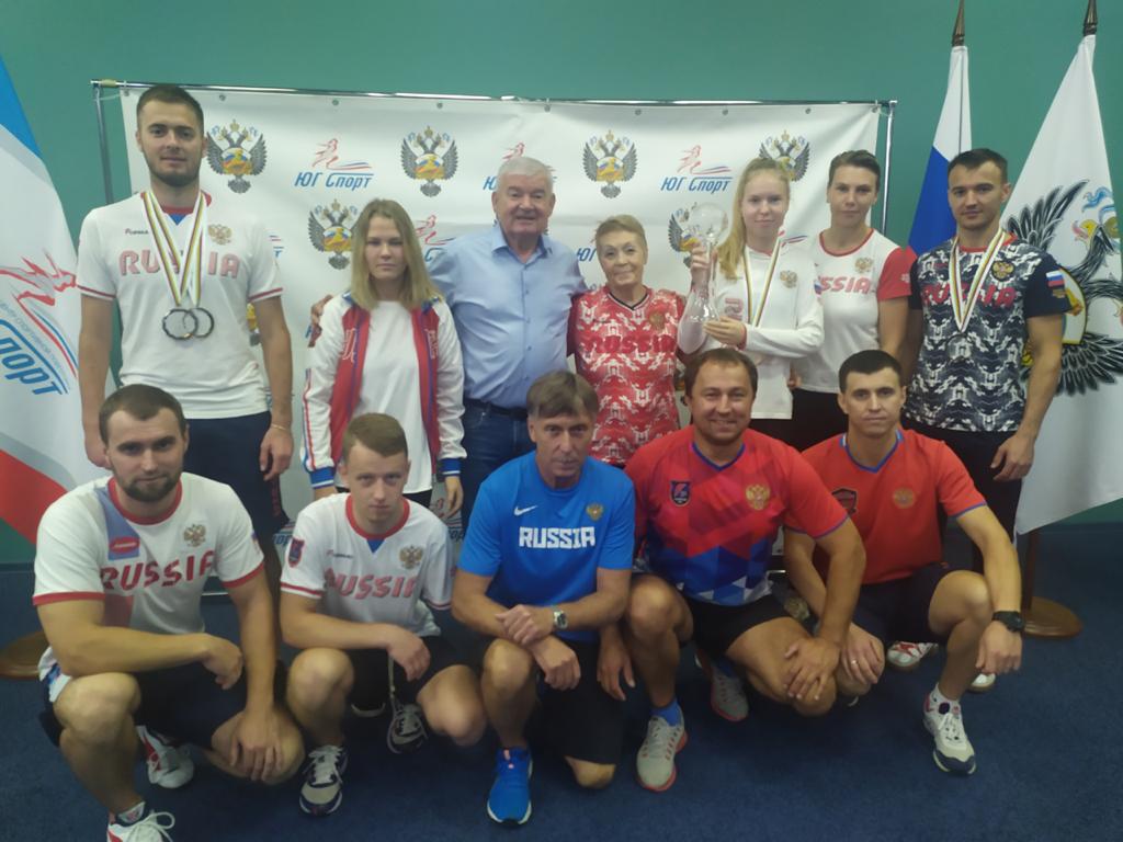 В Сочи на ФГБУ «Юг Спорт» членам сборной России по горнолыжному спорту вручили награды по итогам общего зачета Кубка мира МПК спортивного сезона 2020/2021гг.