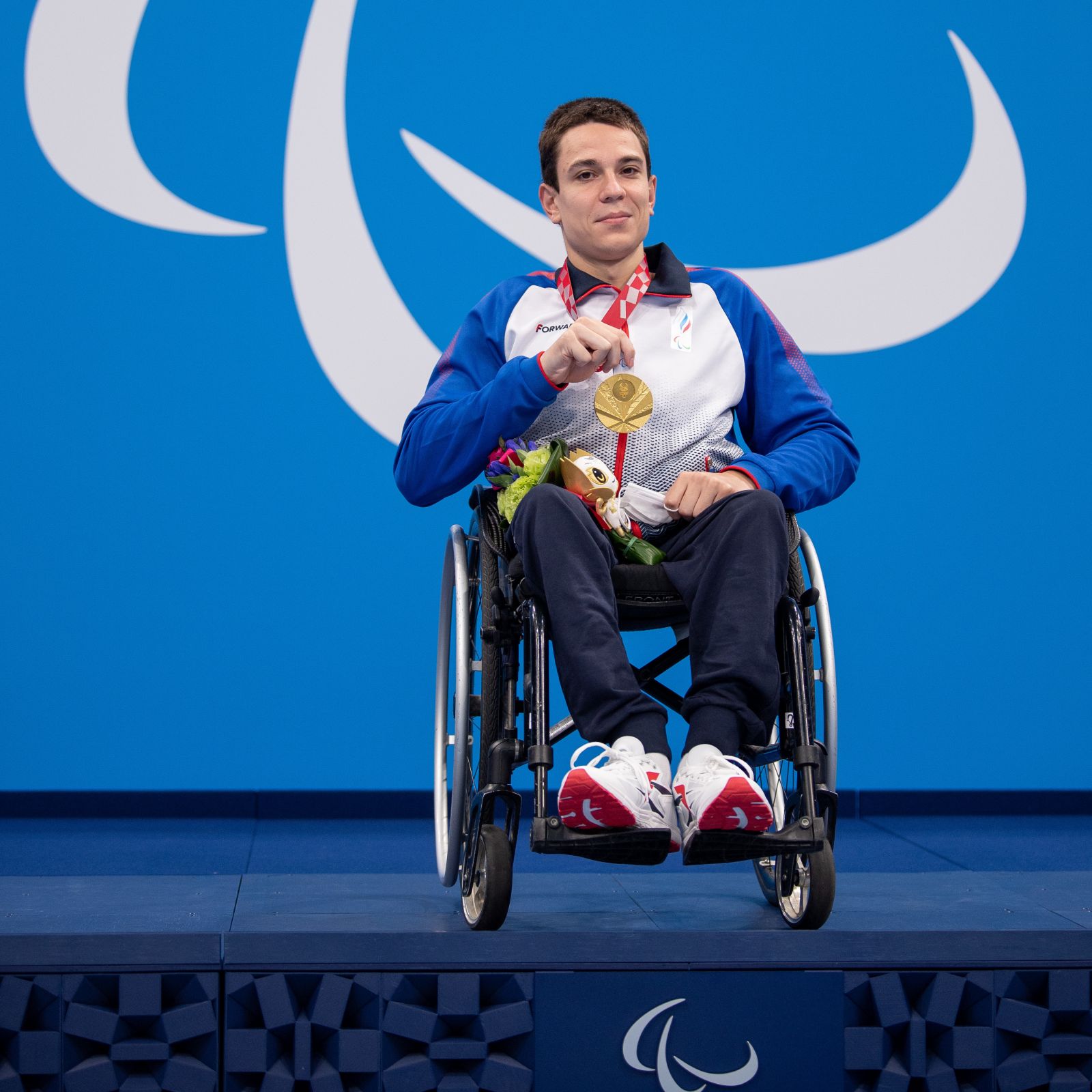        В.В. Путин поздравил чемпиона XVI Паралимпийских летних игр в Токио в соревнованиях по плаванию на дистанции 50 метров брассом Р. Жданова      