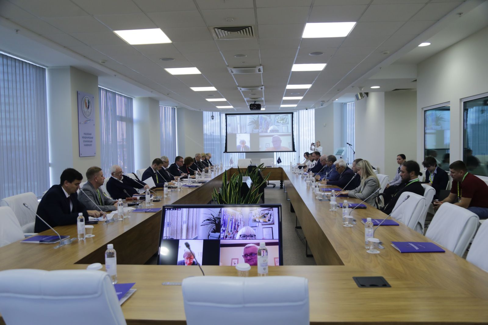 Руководители Федерации приняли участие в заседании Исполкома ПКР